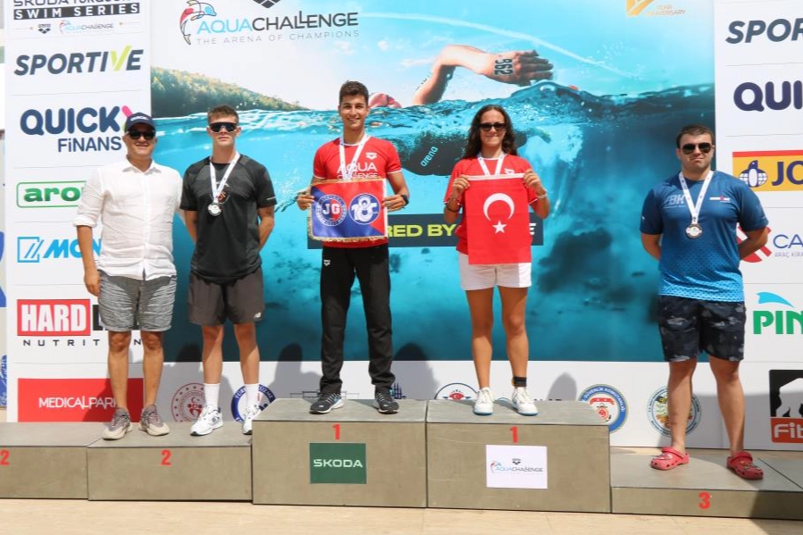 Bursalı komutan madalyaları topladı