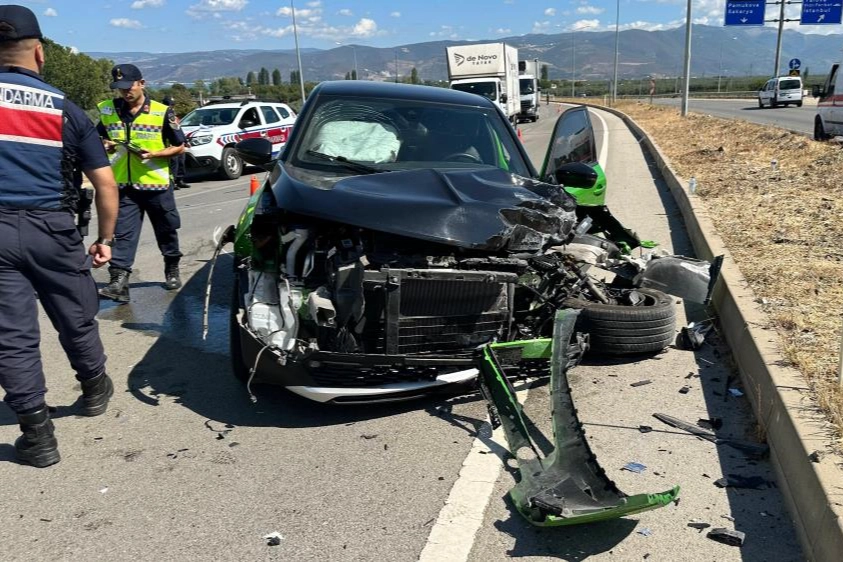 Bursa’da TIR ile otomobil çarpıştı!