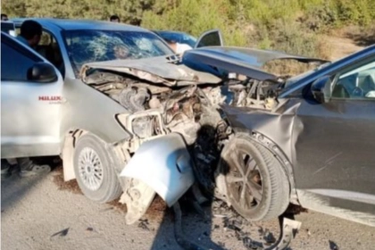 Bursa’da kamyonet ile otomobil kafa kafaya çarptı : 6 yaralı