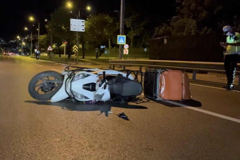 Bursa’da kontrolden çıkan motokurye bariyerlere girdi