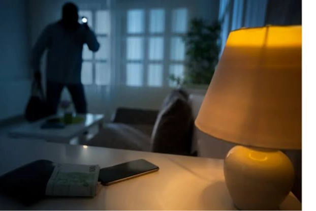 Böyle hırsızlık görülmedi! Yemek pişirip çamaşırları astı