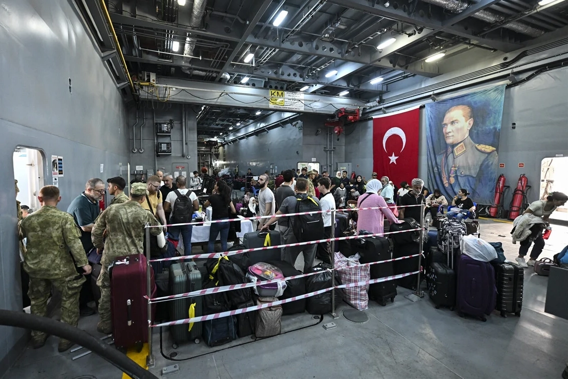 Lübnan'dan ilk tahliye: 558 Türk vatandaşı TCG Bayraktar ile Mersin'de