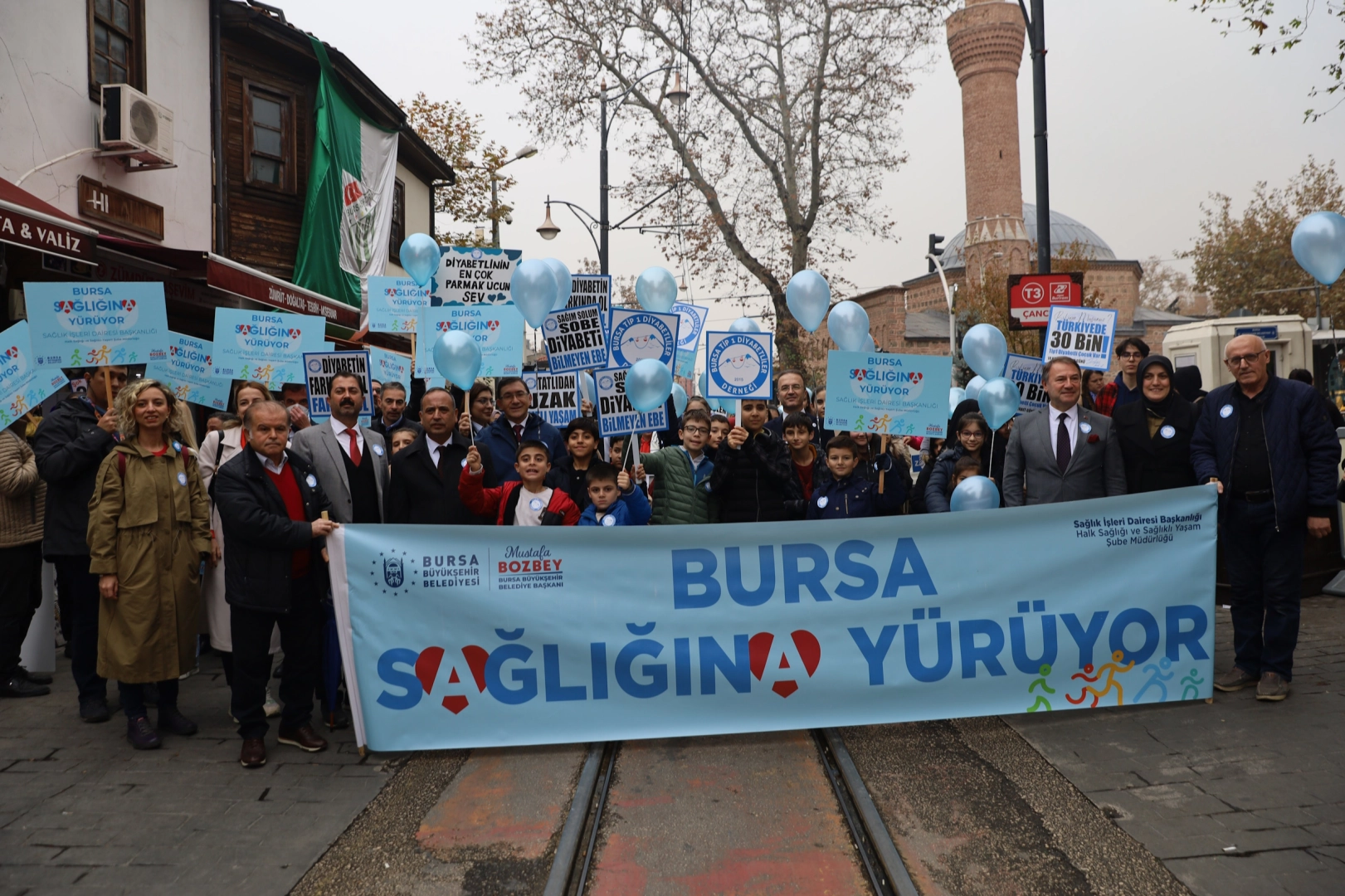 Bursa'da diyabete dikkat çekmek için mavi balonlar gökyüzüne bırakıldı