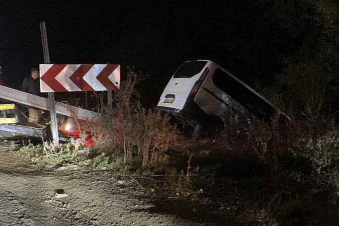 Bursa'da minibüs dere yatağına uçtu