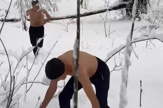 Bu adamlar bu şekilde Uludağ'da ne yapıyor?