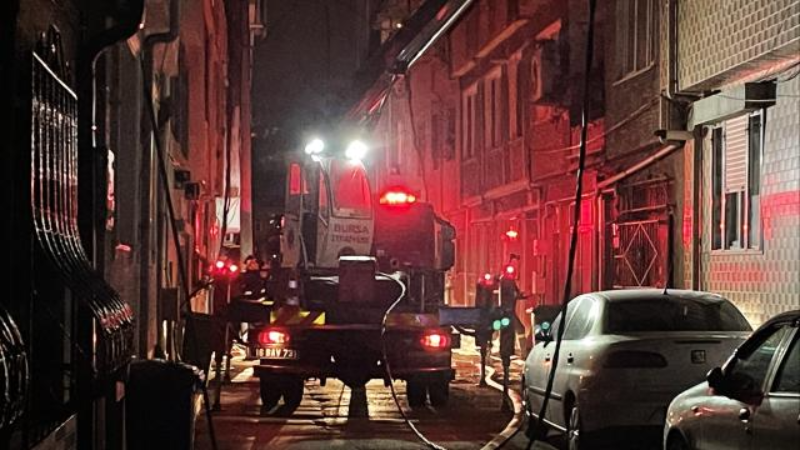 Bursa'da üç katlı evin çatısında yangın çıktı