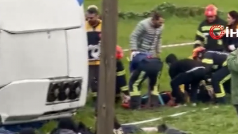 Denizli'de korkunç olay; Öğrenci servisi devrildi, ölü ve yaralılar var...