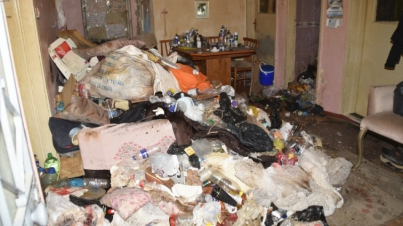 Bu ev Bursa'da... 1,5 ton çöp çıktı...