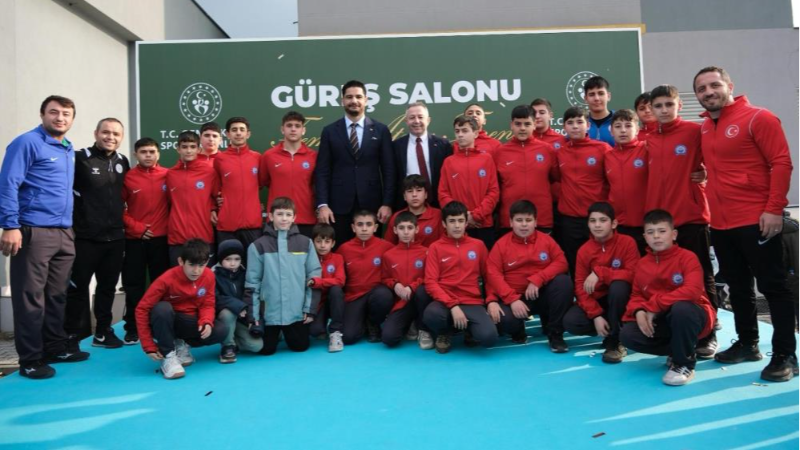 Bursa'ya güreş salonu! Taha Akgül katıldı...