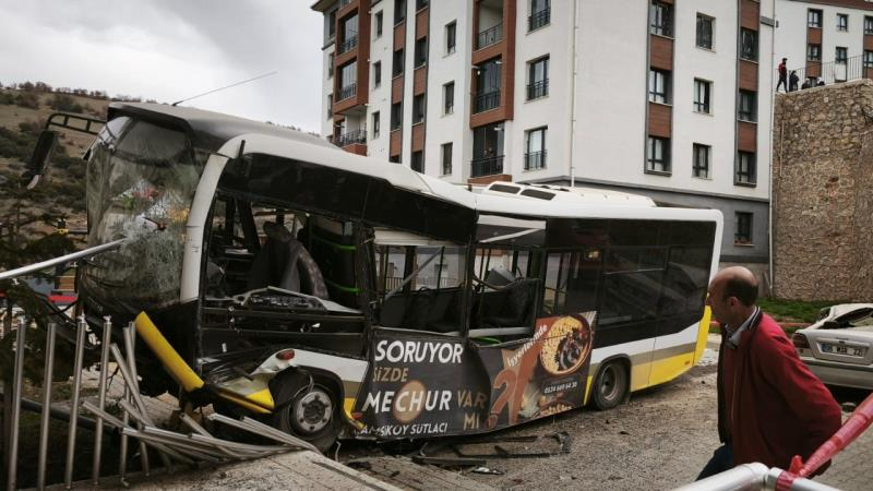 Bursa'da korkunç kaza; Otobüs 10 metrelik istinat duvarından uçtu