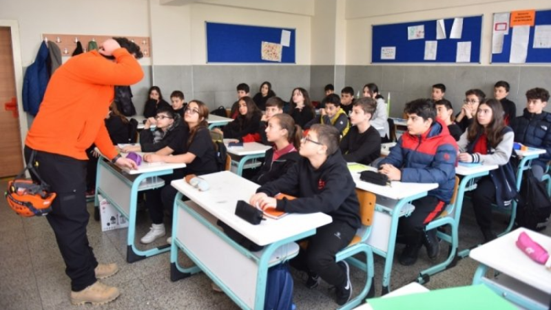 Bursa Yıldırım'da ana gündem deprem; Öğrencilere eğitim verildi