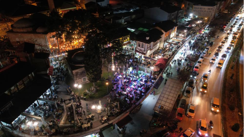 Yüzlerce Bursalı sahurda buluştu! Varank'tan Bursa'ya övgü dolu sözler...