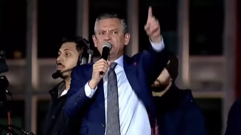Özgür Özel Saraçhane’de meydan okudu