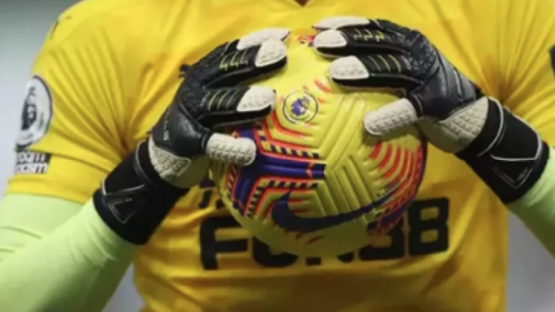 Futbolda yeni kural devreye giriyor! Kaleciler bunu yaparsa yandı...