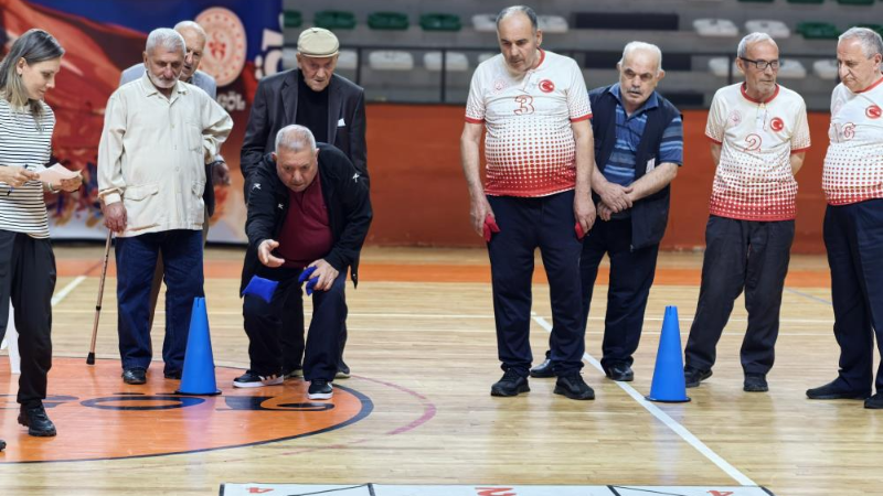 Bursa'da yok böyle yarış; Yaşlı sporcular kıyasıya mücadele ettii