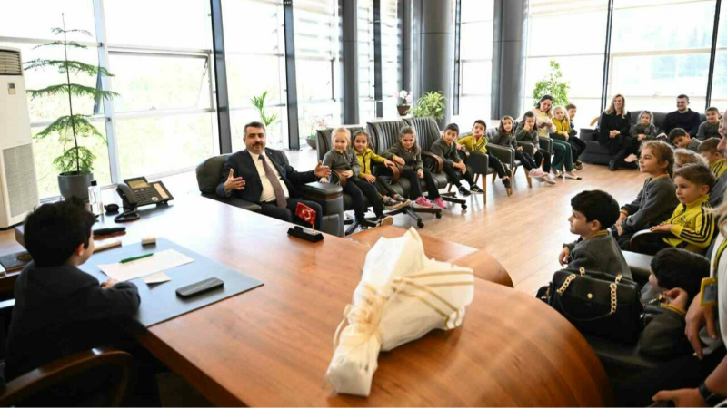 Bursa’da Başkan Yılmaz makamını çocuklara devretti