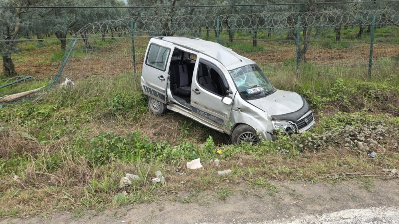 Bursa'da tarlaya yuvarlanan araç bu hale geldi