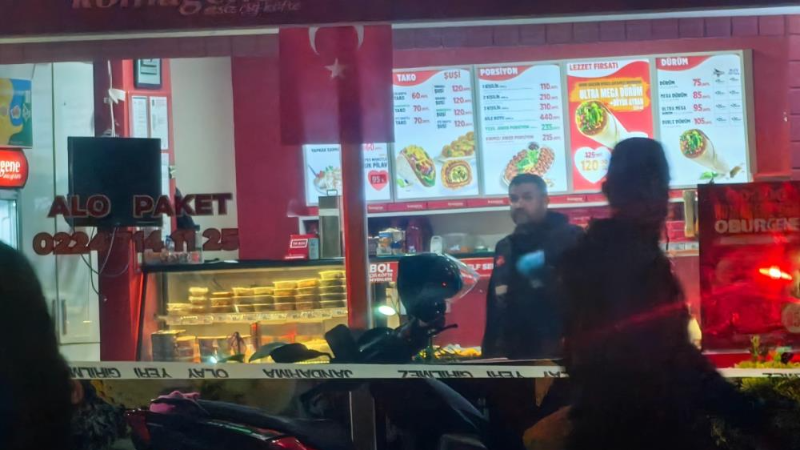 Bursa'da gece yarısı silah sesleri yükseldi! Çiğ köfteciye saldırdılar...