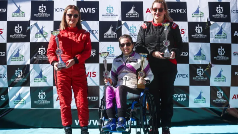 Bursalı Kübra pistlerin yine tozunu attı; 3 kupa geldi...