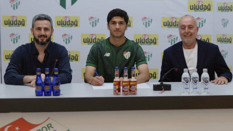 Bursaspor, 26 gollü genci profesyonel yaptı