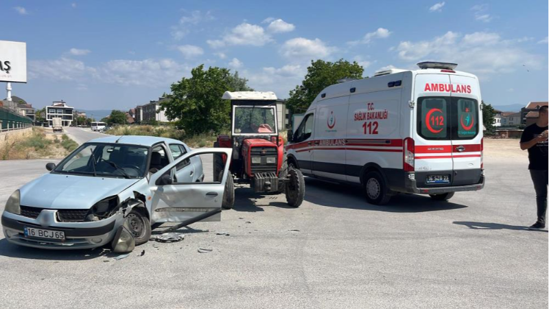 Bursa'da otomobil ve traktör birbirine girdi