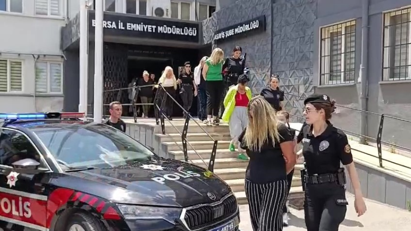 Bursa'da masaj salonunda müşterilere sosyal medya kontrolü