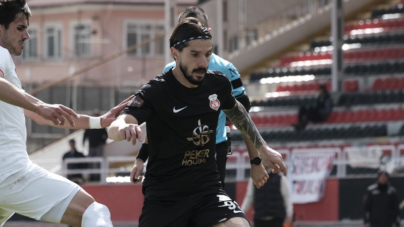 Bursaspor'da savunmanın soluna o isim mi geliyor?