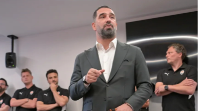 Arda Turan yeni takımıyla tanıştı