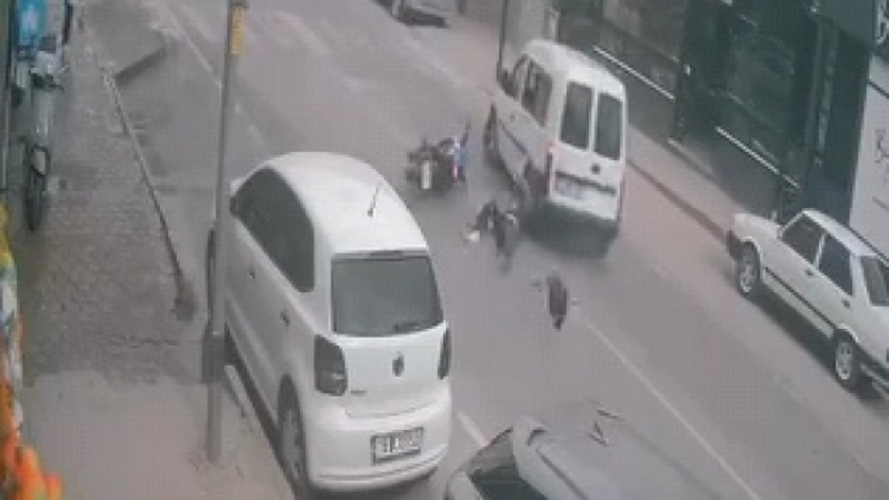 Bursa'da motosiklet ile araç böyle çarpıştı: Yaralı var...
