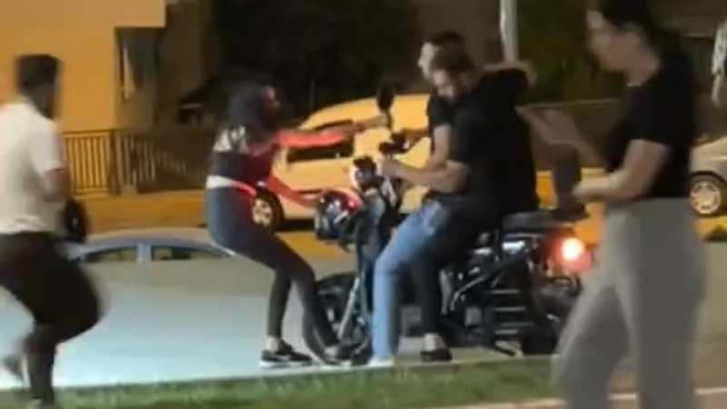 Bursa'da alkollü kız önüne gelene saldırdı