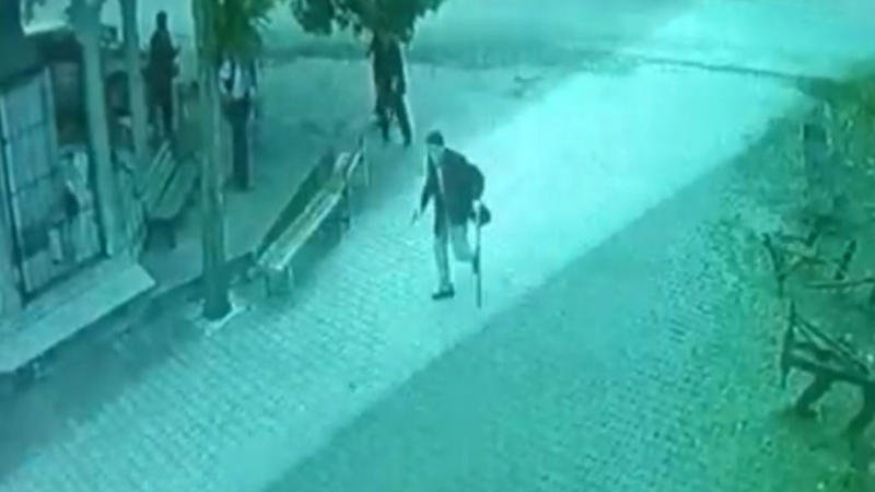 93 yaşında elinde bastonla köy bastı!