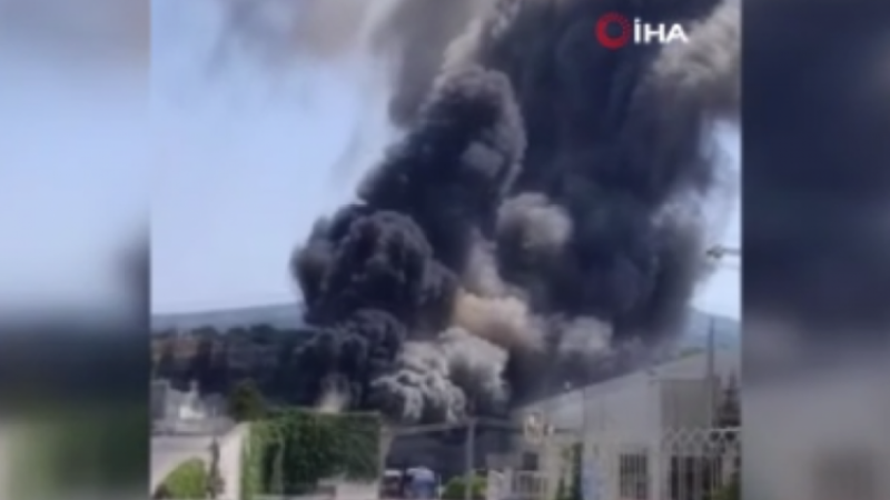 Bursa'da fabrikada büyük yangın! Gökyüzü simsiyah...