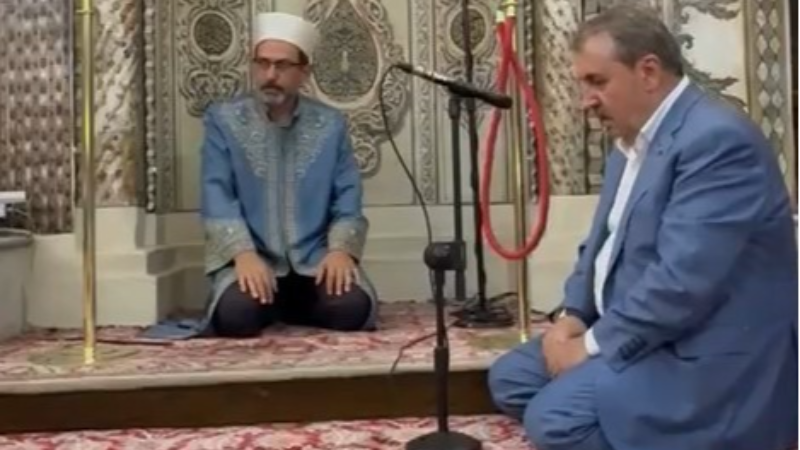 Destici, Bursa'da Muradiye Camii'nde Haşr Suresi okudu