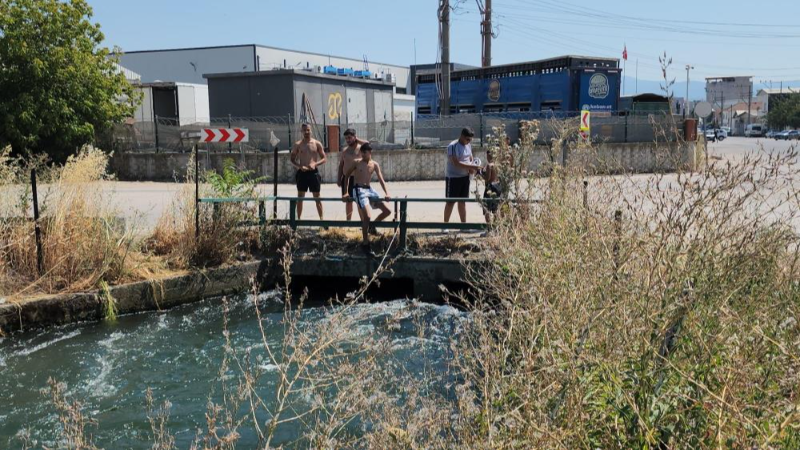 Bursa'da sıcaktan bunalar gençler bakın ne yaptı!