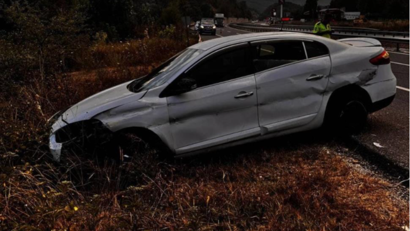 Bursa'da tarlaya uçan otomobildeki 5 kişi yaralandı