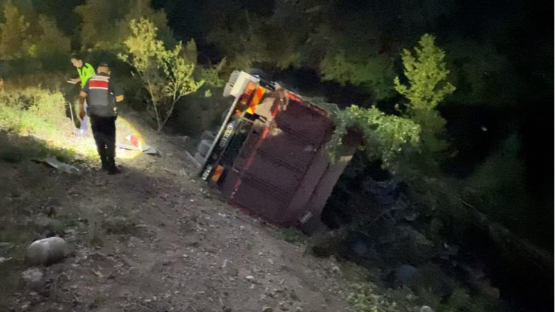 Bursa'da kamyonet şarampole uçtu; 3 yaralı