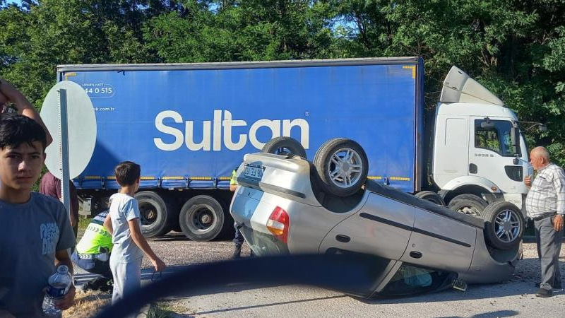 Bursa'da kamyonla çarpışan otomobil bu hale geldi!