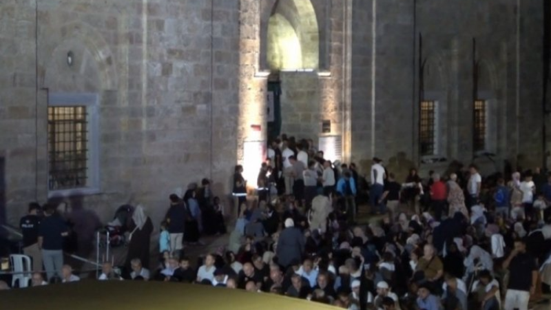 Bursa'da camiler doldu taştı