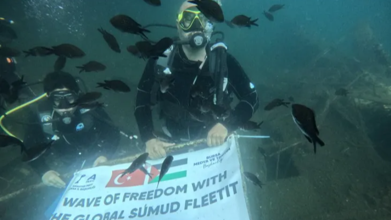 Bursa'da denizin dibinde Filistin bayrağı açtılar