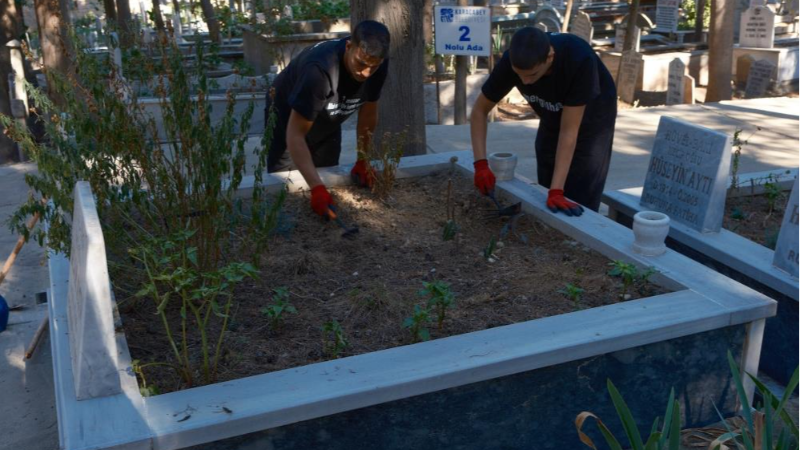Bursa'da mezar temizlerken fenomen oldular!