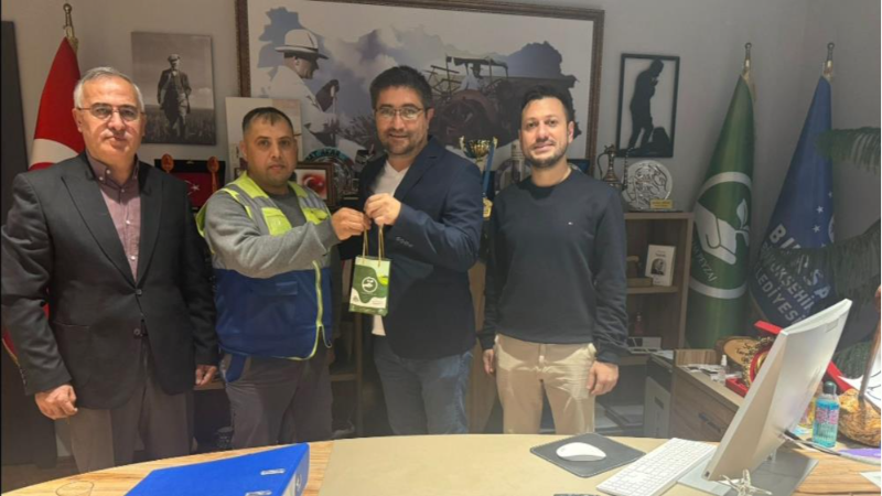 Bursa'da alkışlanacak hareket; Altın dolu çanta buldu