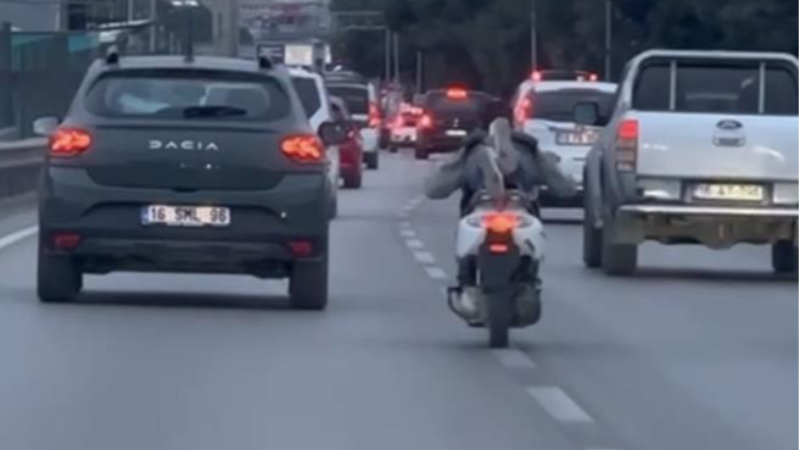 Bursa'da akılalmaz görüntü; Yatarak sürdü...