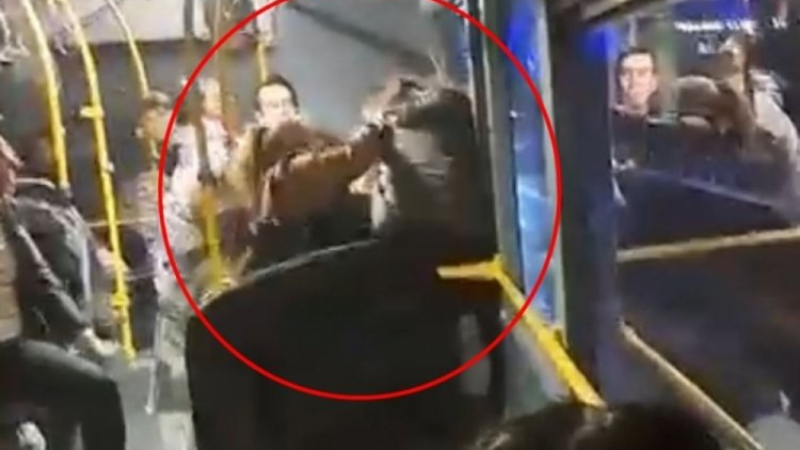 Bursa'da iki kadın otobüste birbirine girdi!