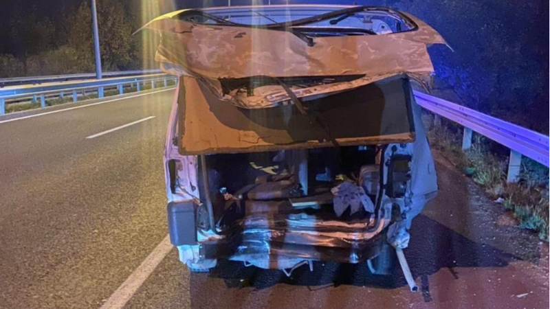 Bursa'da çekici kamyonet, ticari araca çarptı