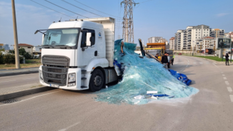Bursa'da tonlarca ağırlıktaki cam yola saçıldı!