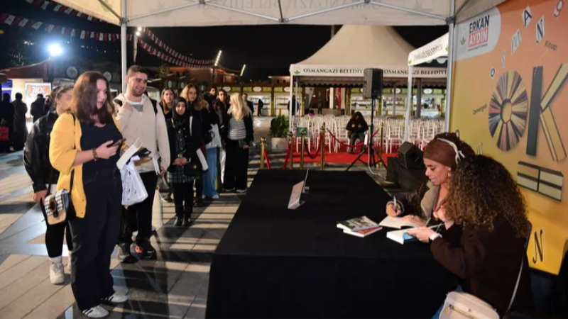 Bursa Osmangazi Kitap Fuarı ilgi odağı olmaya devam ediyor