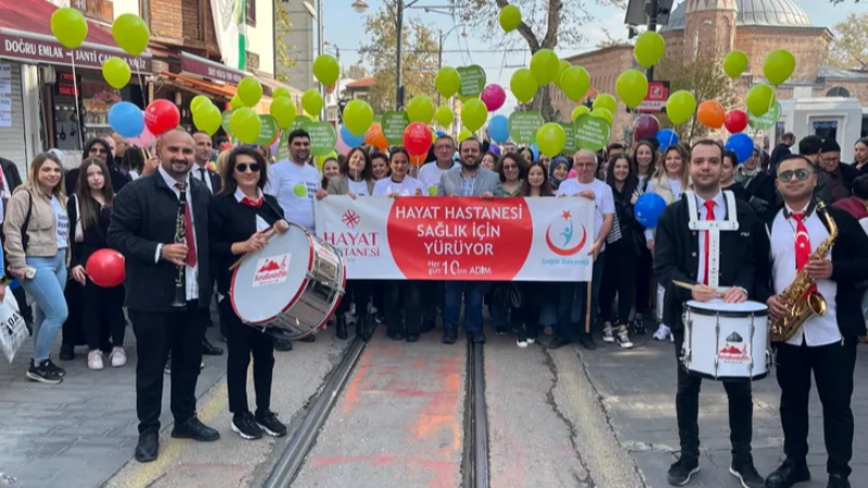 Bursa'da sağlık çalışanlarından dikkat çeken yürüyüş