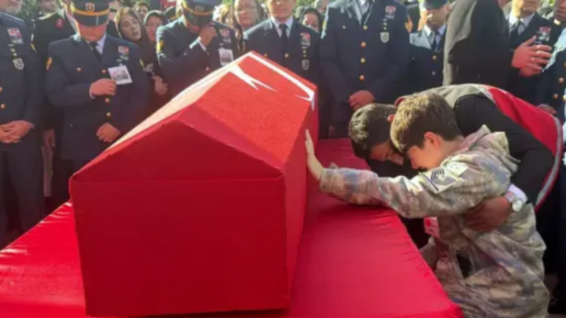 Babaya son veda! Anne ve oğlu yürekleri dağladı