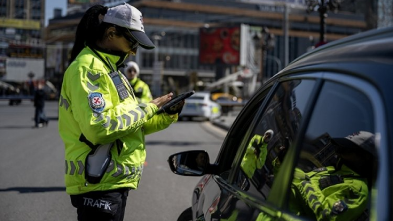 Siz siz olun trafikte bunu sakın yapmayın!