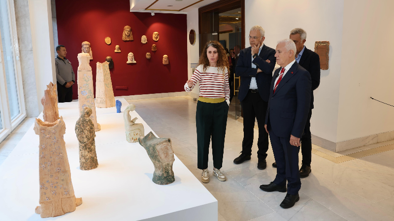 Bursa'da dikkat çeken sergi; Başkan ziyaret etti